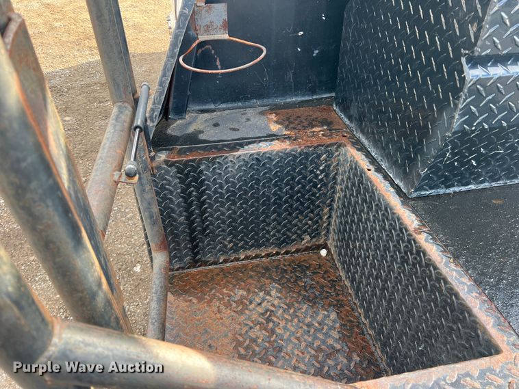 image for item DO8996 2004 Ford F450 Super Duty  Crew Cab flatbed truck