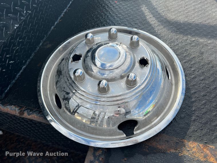 image for item DO8996 2004 Ford F450 Super Duty  Crew Cab flatbed truck