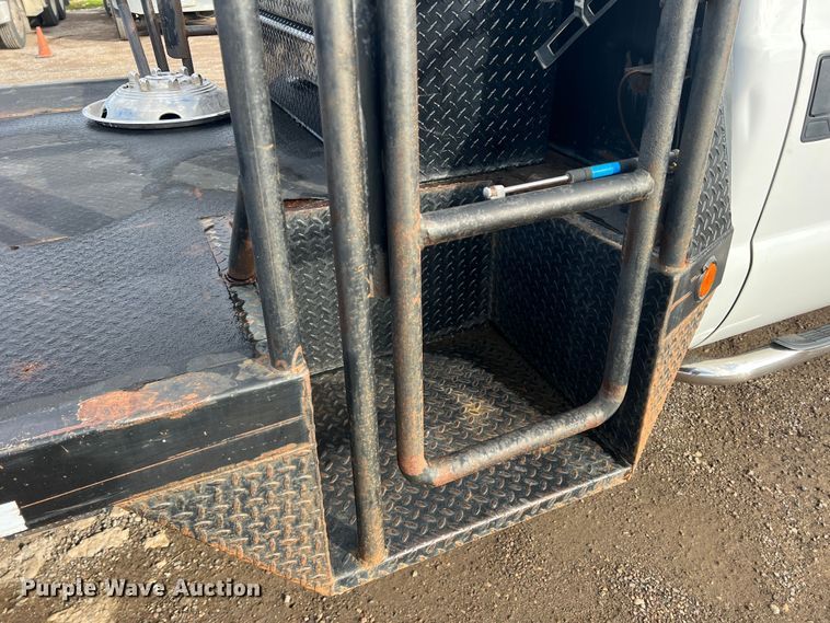 image for item DO8996 2004 Ford F450 Super Duty  Crew Cab flatbed truck
