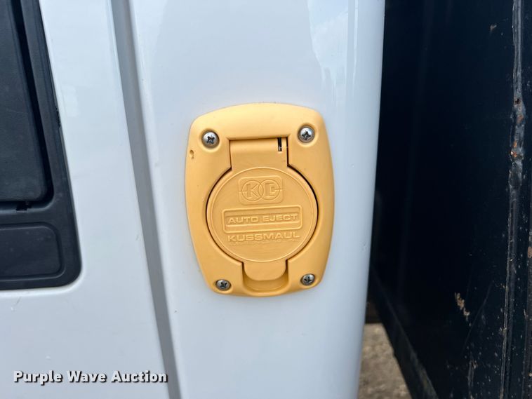 image for item DO8996 2004 Ford F450 Super Duty  Crew Cab flatbed truck