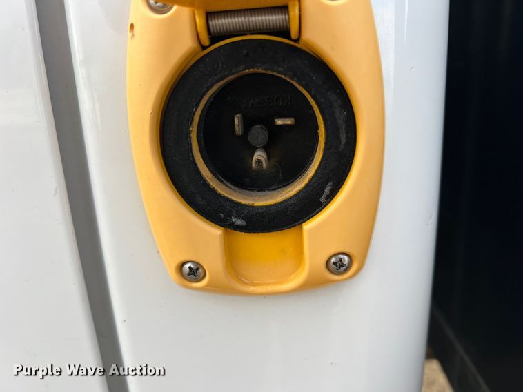 image for item DO8996 2004 Ford F450 Super Duty  Crew Cab flatbed truck