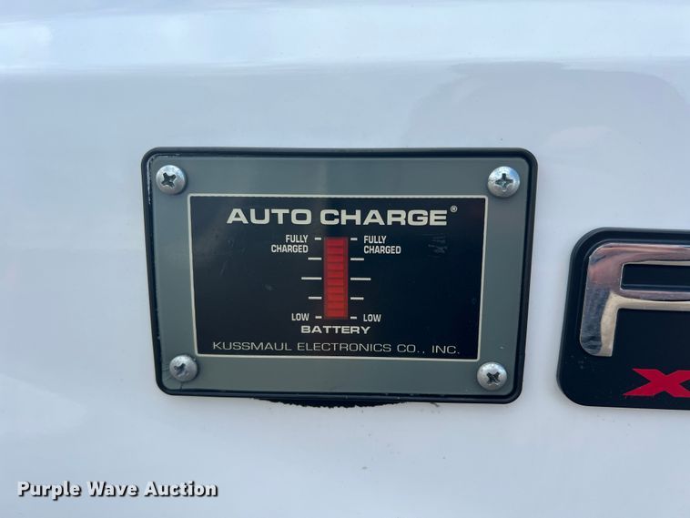 image for item DO8996 2004 Ford F450 Super Duty  Crew Cab flatbed truck