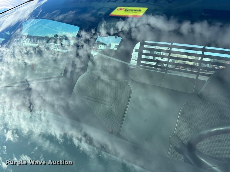 image for item DO8996 2004 Ford F450 Super Duty  Crew Cab flatbed truck