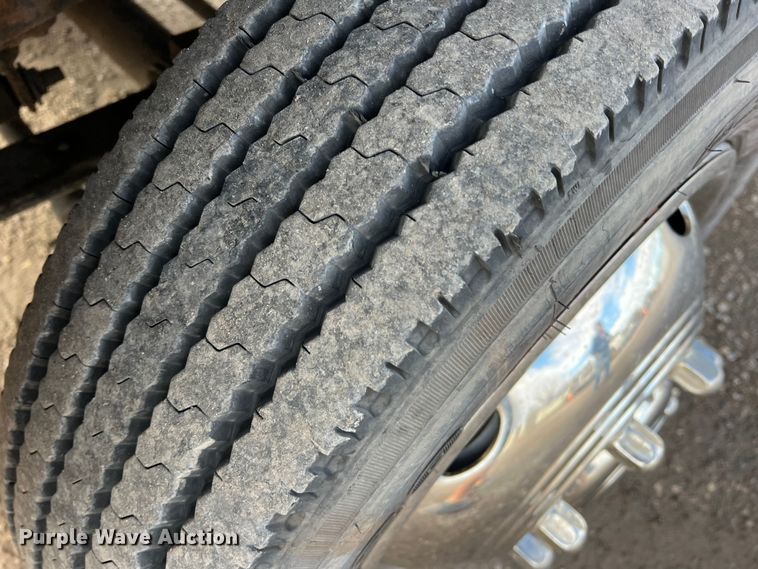 image for item DO8996 2004 Ford F450 Super Duty  Crew Cab flatbed truck