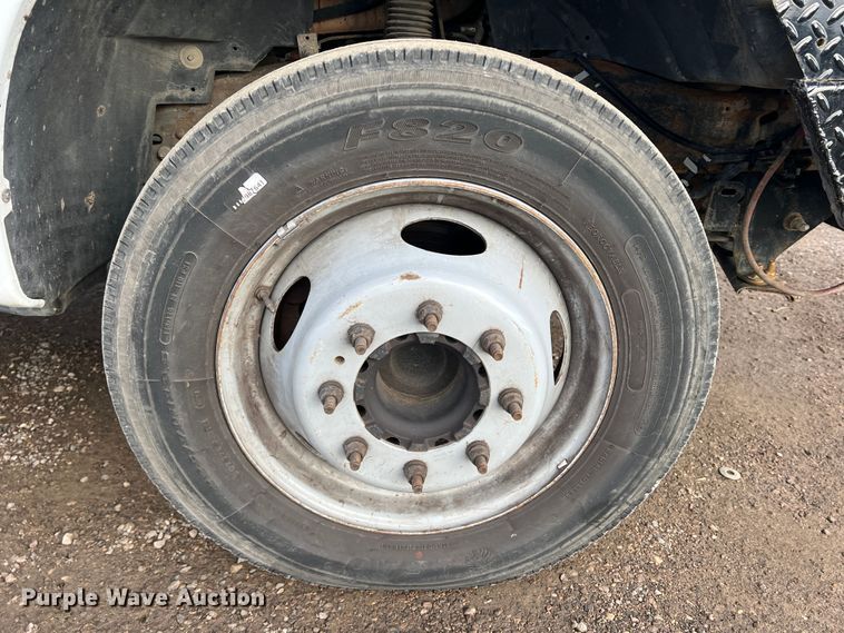 image for item DO8996 2004 Ford F450 Super Duty  Crew Cab flatbed truck