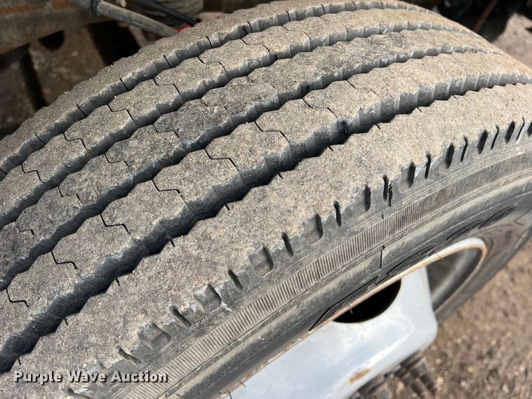 image for item DO8996 2004 Ford F450 Super Duty  Crew Cab flatbed truck