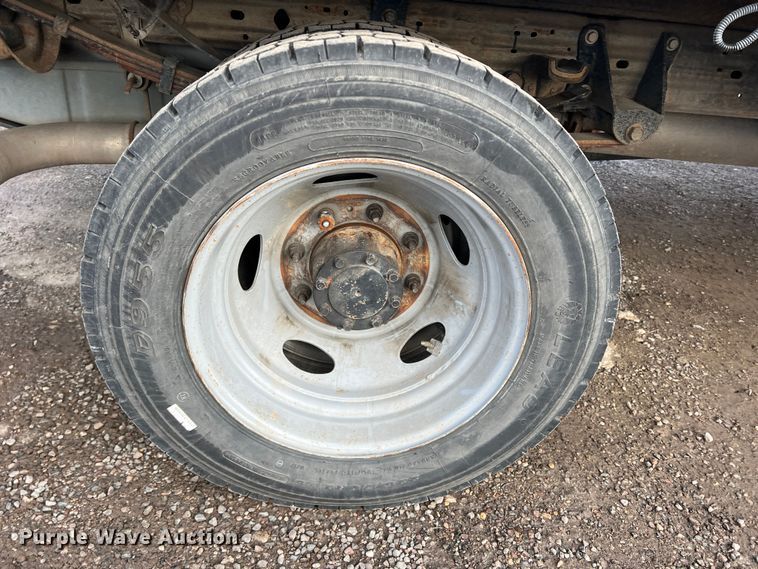 image for item DO8996 2004 Ford F450 Super Duty  Crew Cab flatbed truck