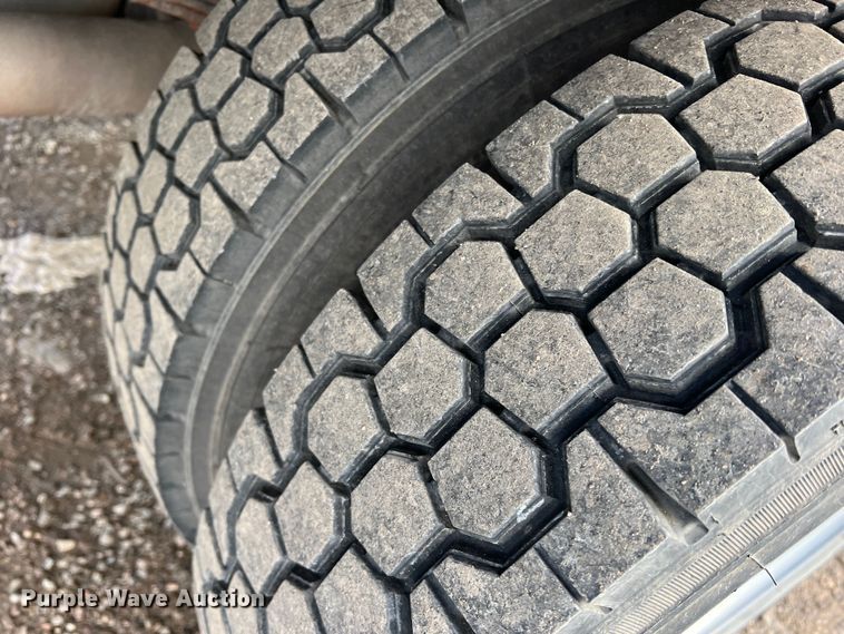 image for item DO8996 2004 Ford F450 Super Duty  Crew Cab flatbed truck