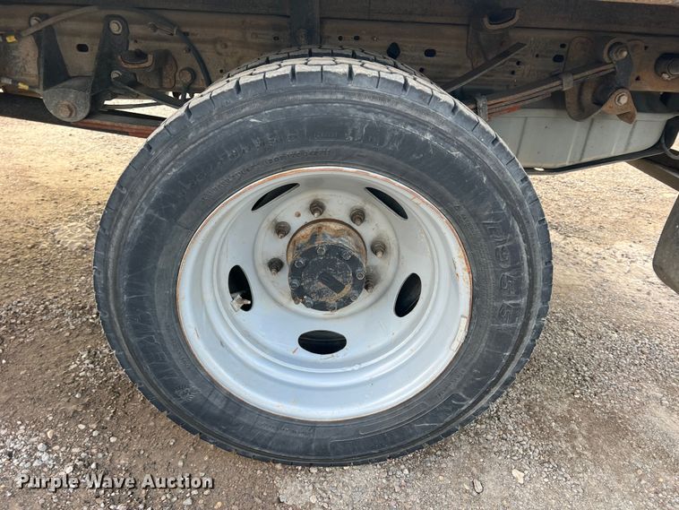 image for item DO8996 2004 Ford F450 Super Duty  Crew Cab flatbed truck