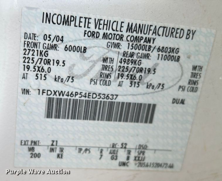 image for item DO8996 2004 Ford F450 Super Duty  Crew Cab flatbed truck