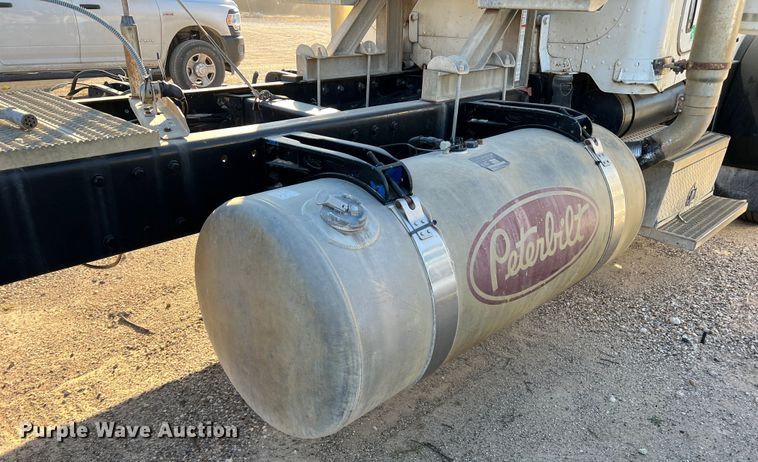 image for item DS2662 2006 Peterbilt 379  semi truck