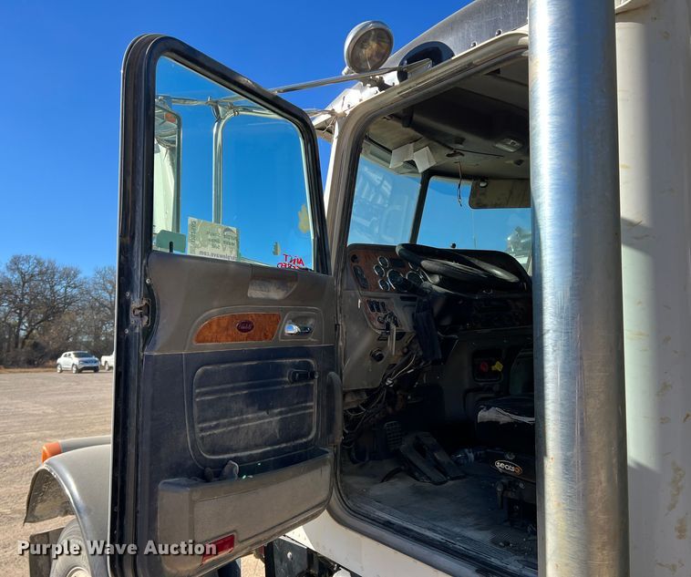 image for item DS2662 2006 Peterbilt 379  semi truck