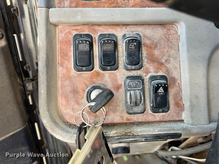 image for item DS2662 2006 Peterbilt 379  semi truck