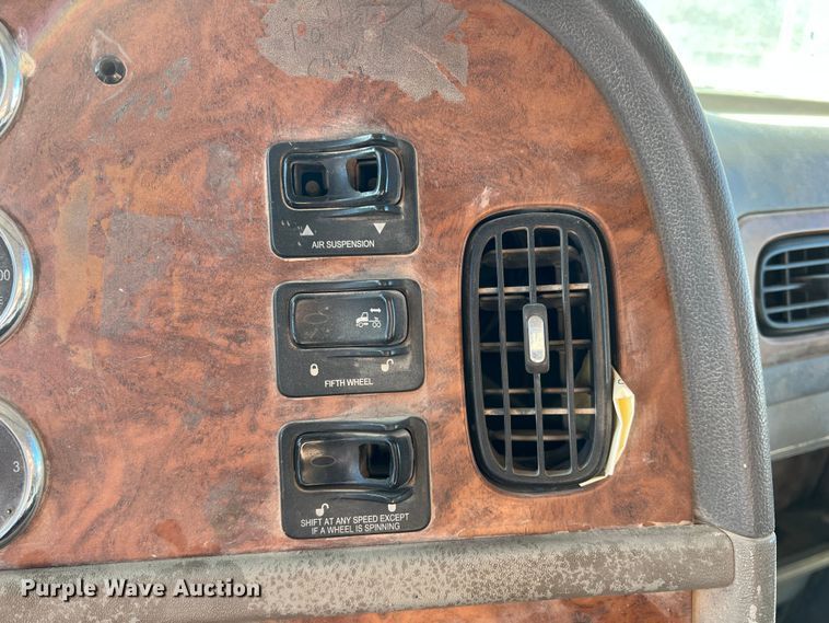 image for item DS2662 2006 Peterbilt 379  semi truck