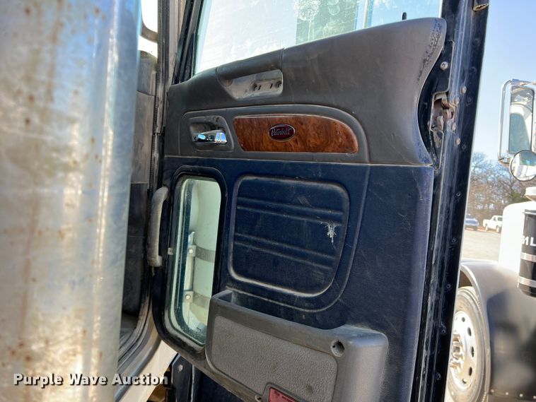image for item DS2662 2006 Peterbilt 379  semi truck