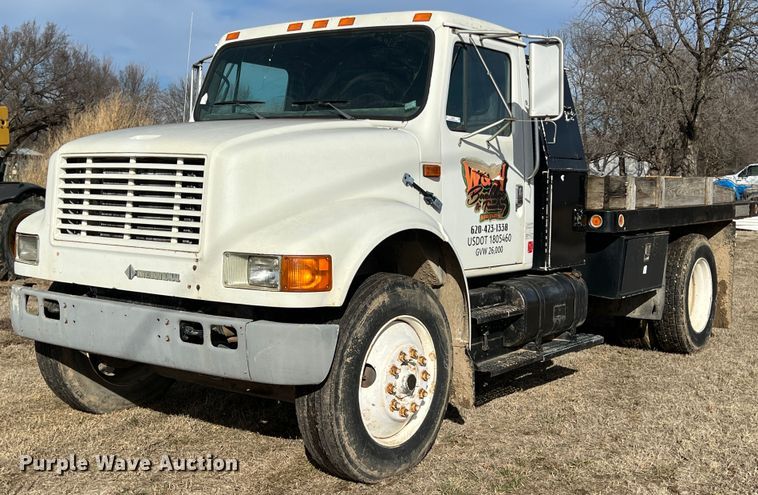 image for item ID9365 1993 International 4900  flatbed truck