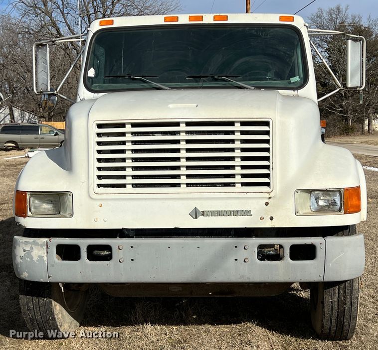 image for item ID9365 1993 International 4900  flatbed truck