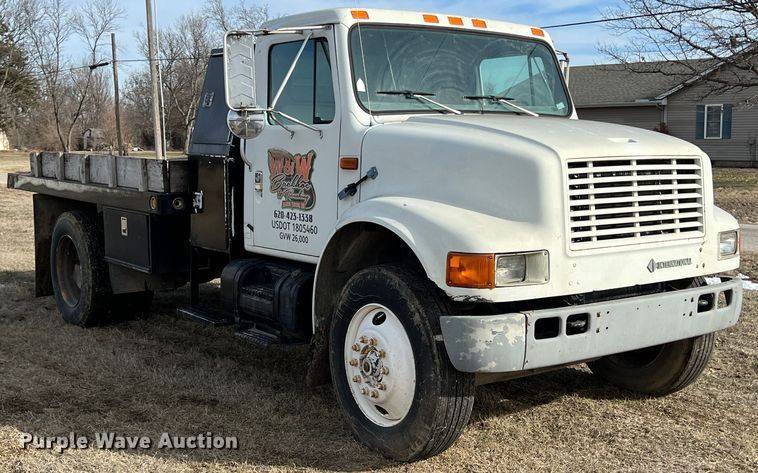 image for item ID9365 1993 International 4900  flatbed truck