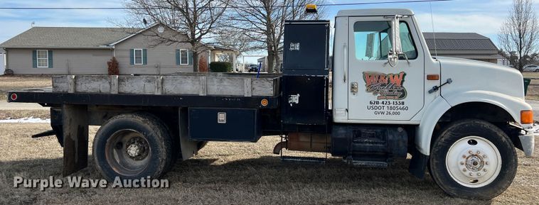 image for item ID9365 1993 International 4900  flatbed truck