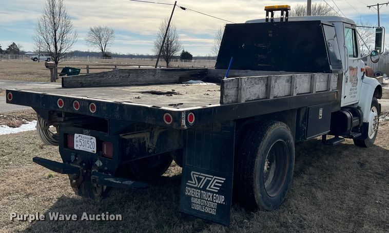 image for item ID9365 1993 International 4900  flatbed truck