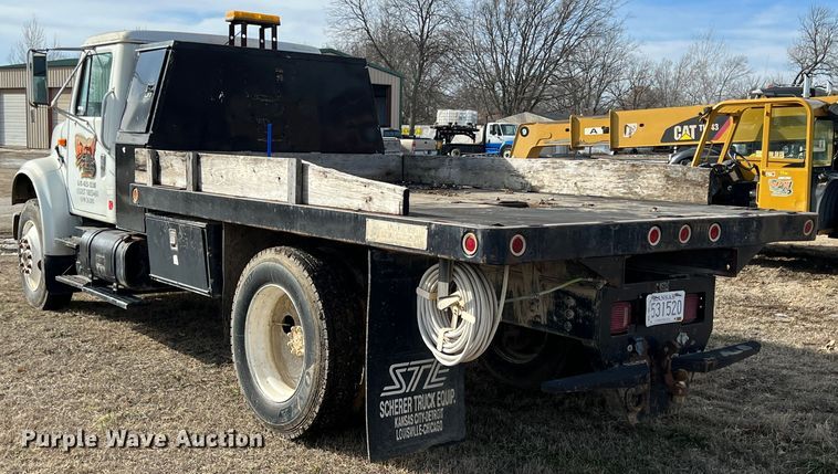 image for item ID9365 1993 International 4900  flatbed truck