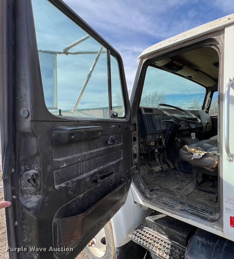 image for item ID9365 1993 International 4900  flatbed truck