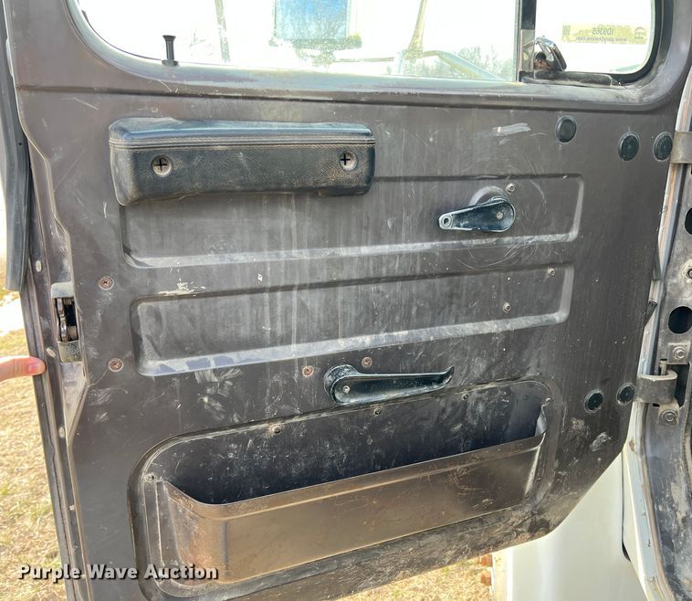 image for item ID9365 1993 International 4900  flatbed truck