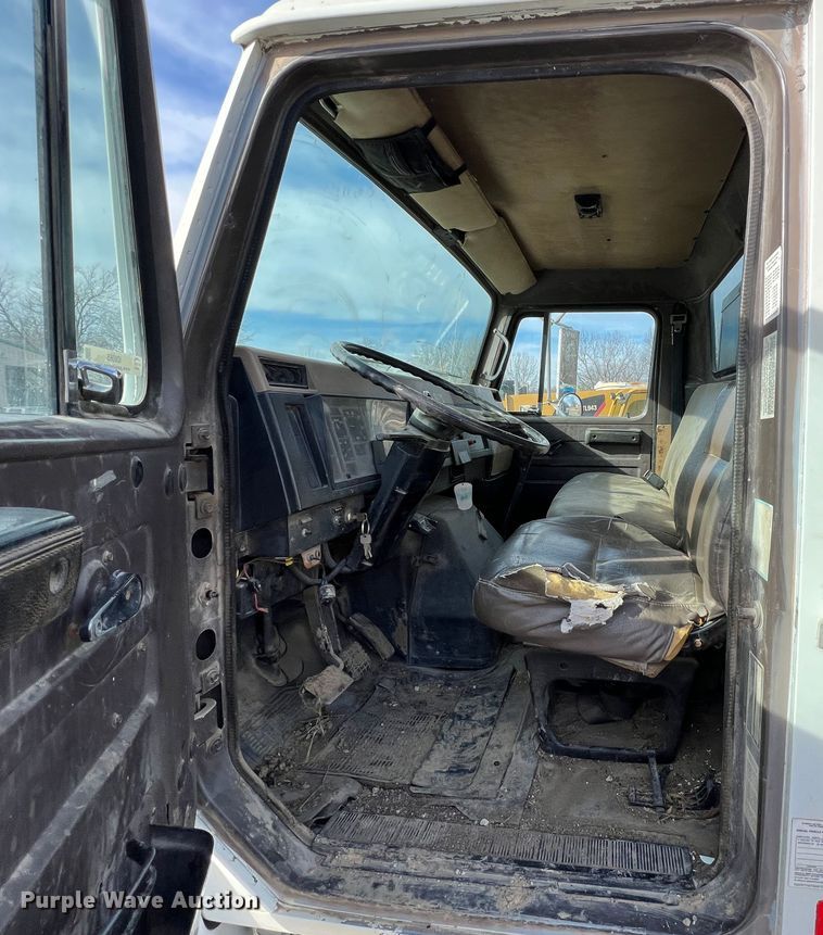 image for item ID9365 1993 International 4900  flatbed truck