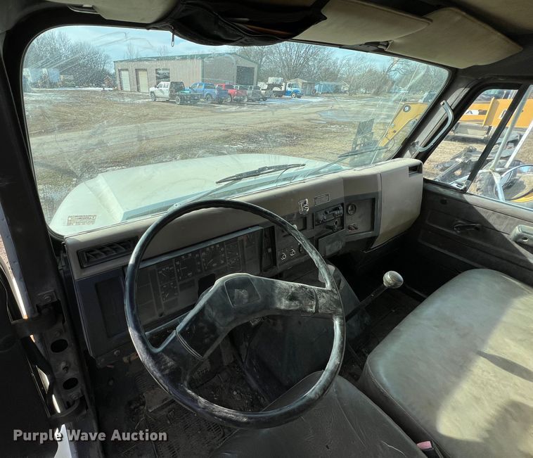 image for item ID9365 1993 International 4900  flatbed truck