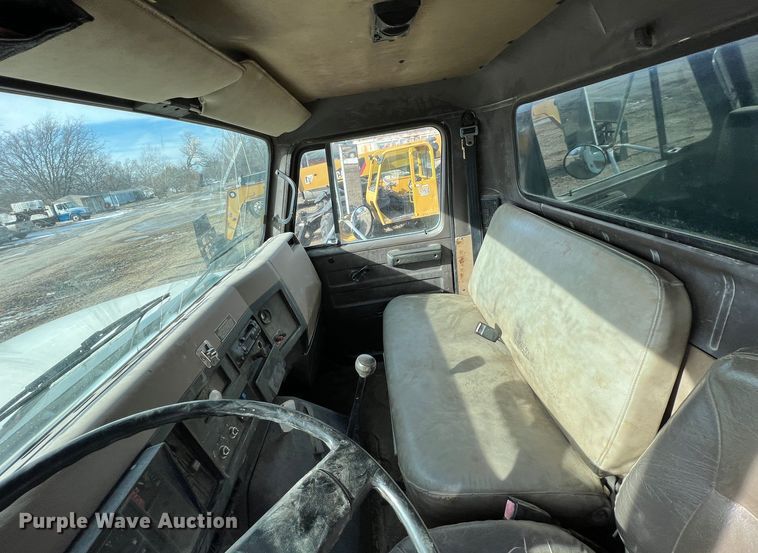 image for item ID9365 1993 International 4900  flatbed truck