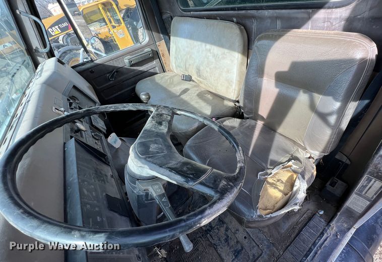 image for item ID9365 1993 International 4900  flatbed truck