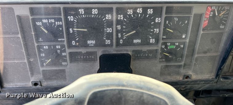 image for item ID9365 1993 International 4900  flatbed truck