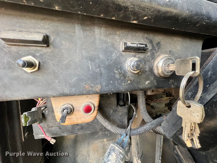 image for item ID9365 1993 International 4900  flatbed truck