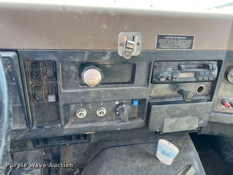 image for item ID9365 1993 International 4900  flatbed truck