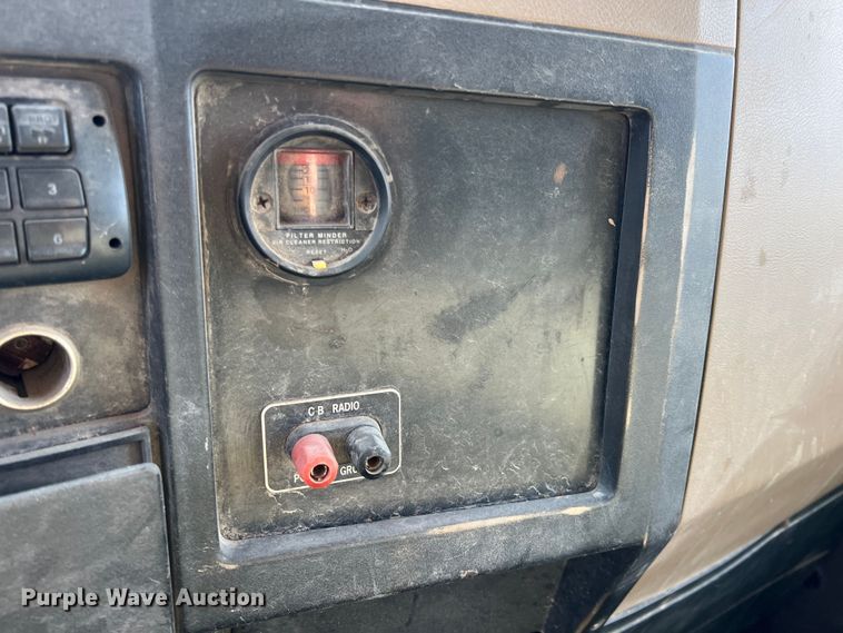 image for item ID9365 1993 International 4900  flatbed truck