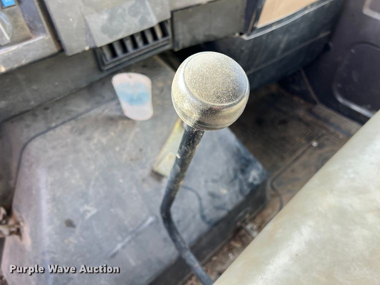 image for item ID9365 1993 International 4900  flatbed truck