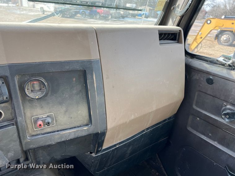 image for item ID9365 1993 International 4900  flatbed truck