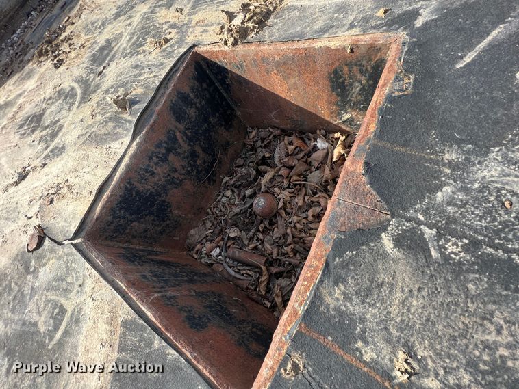 image for item ID9365 1993 International 4900  flatbed truck