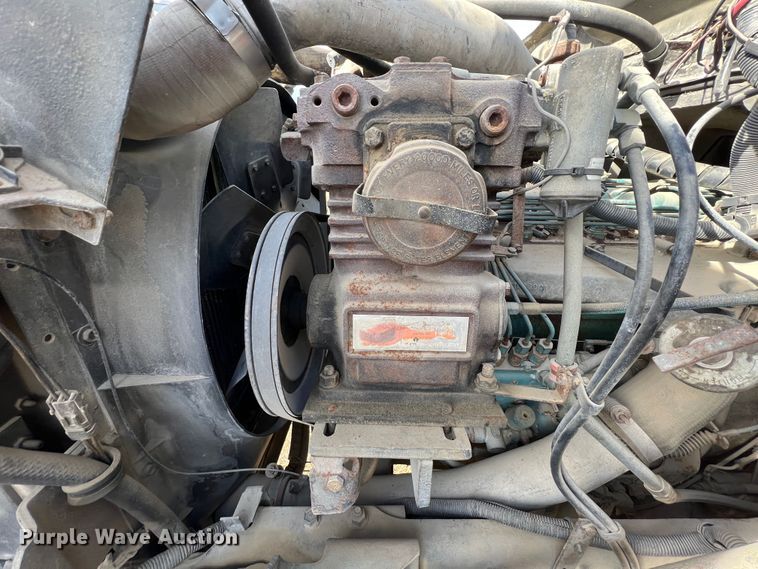 image for item ID9365 1993 International 4900  flatbed truck