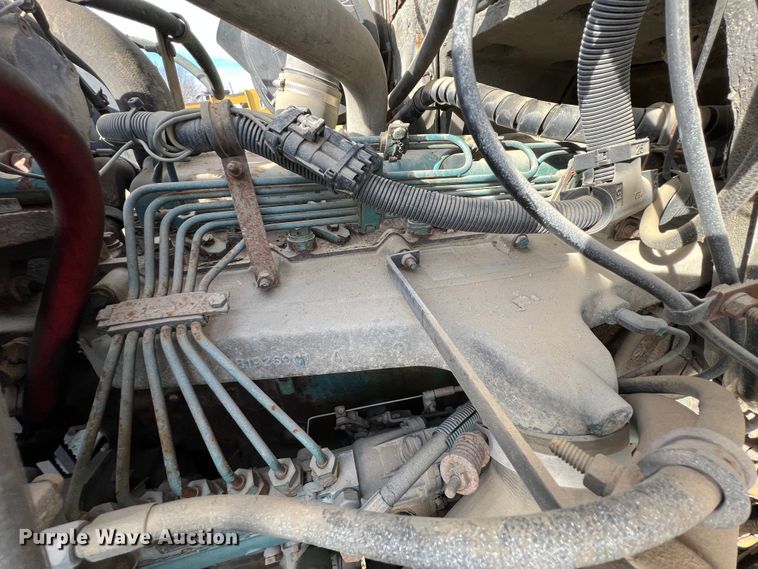 image for item ID9365 1993 International 4900  flatbed truck