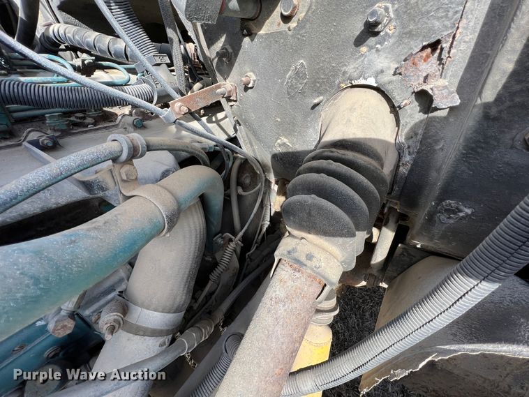 image for item ID9365 1993 International 4900  flatbed truck