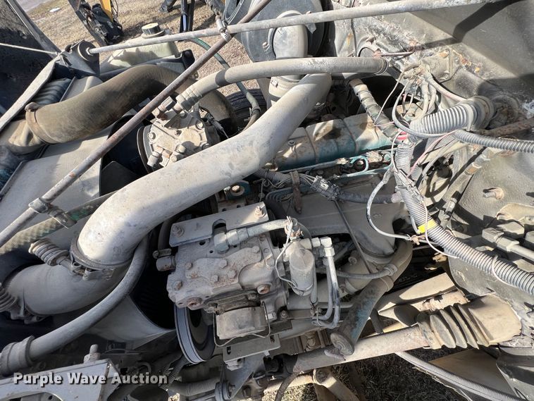 image for item ID9365 1993 International 4900  flatbed truck