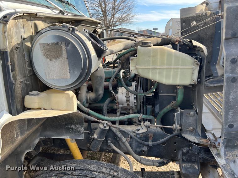 image for item ID9365 1993 International 4900  flatbed truck