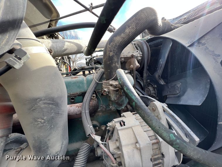 image for item ID9365 1993 International 4900  flatbed truck