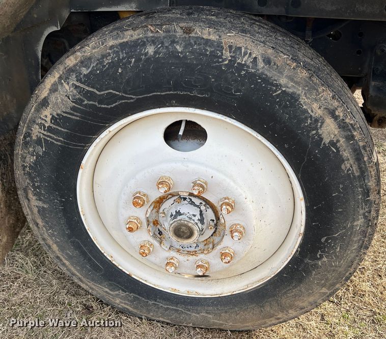 image for item ID9365 1993 International 4900  flatbed truck