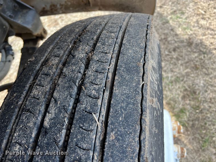 image for item ID9365 1993 International 4900  flatbed truck