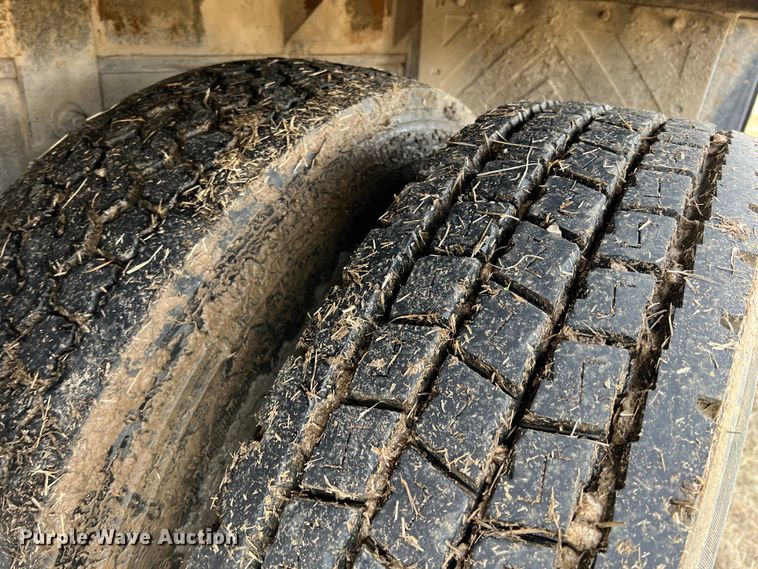 image for item ID9365 1993 International 4900  flatbed truck