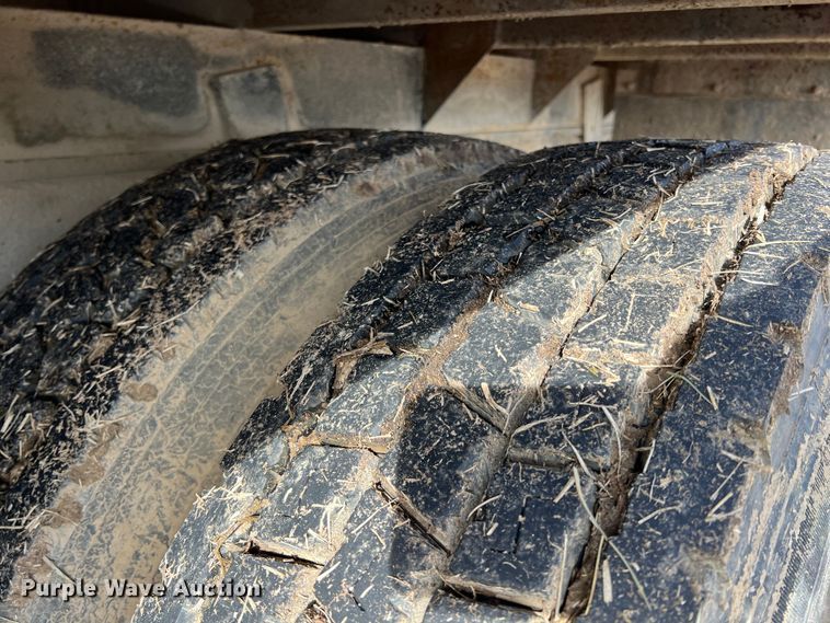 image for item ID9365 1993 International 4900  flatbed truck