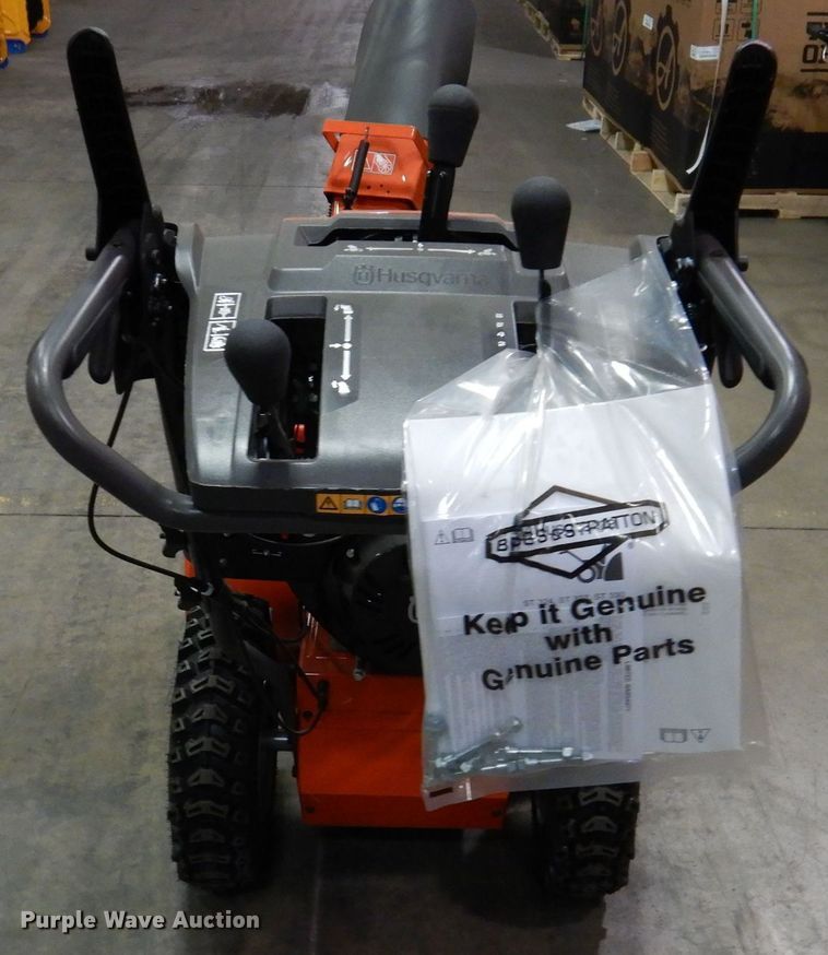 image for item IO9280 2021 Husqvarna ST330  snow blower