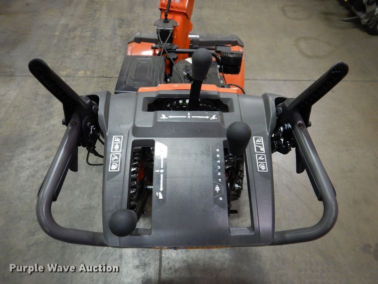 image for item IO9280 2021 Husqvarna ST330  snow blower